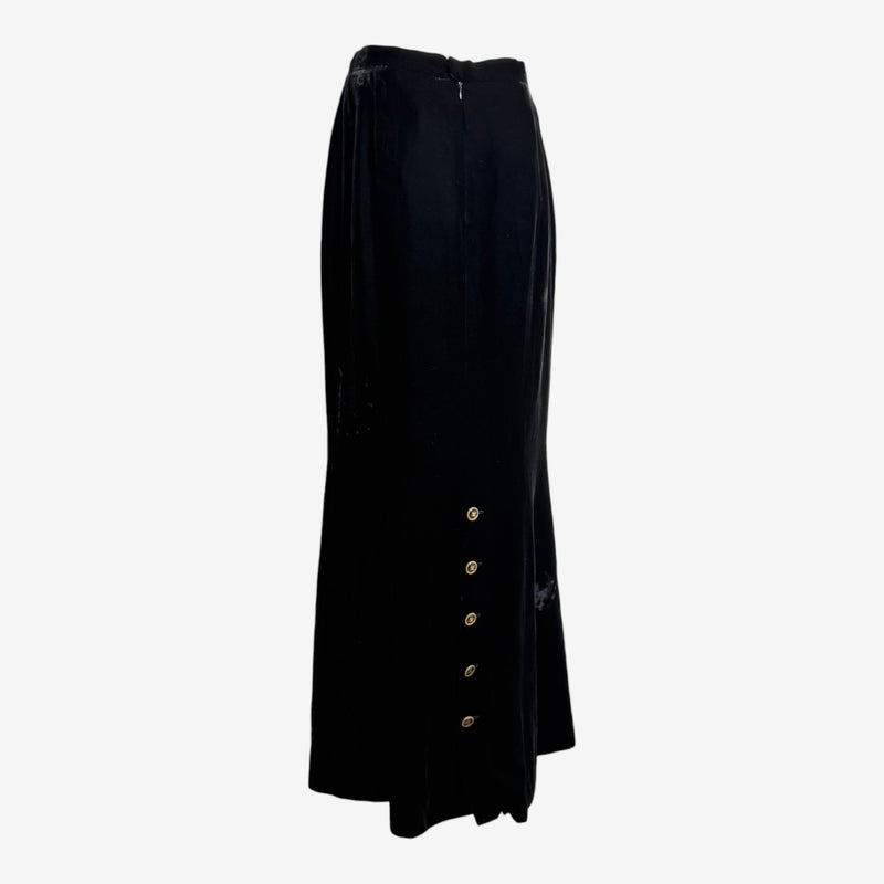 Asymmetric side closure with rope-bordered CC buttons on black velvet